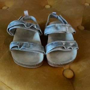 Cute ruffled silver sandals. In good condition and perfect for summer ! 🌼